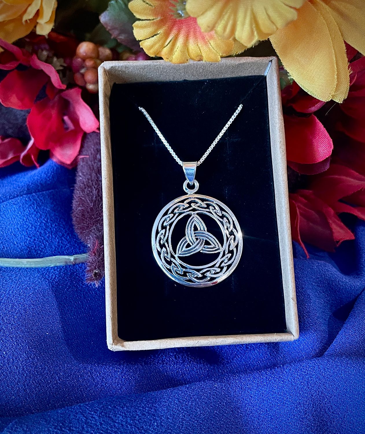 Trinity Knot in Knotwork Circle